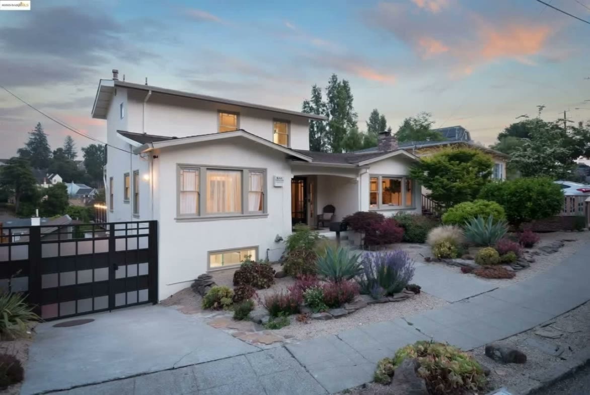 Santa Ray, an Oakland craftsman home at dusk.